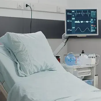 Cama hospitalaria de renta con monitor cardiaco