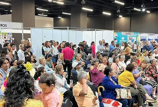 En la Expo del Adulto Mayor gran concurrencia escuchando información de valor en las conferencias que se ofrecieron